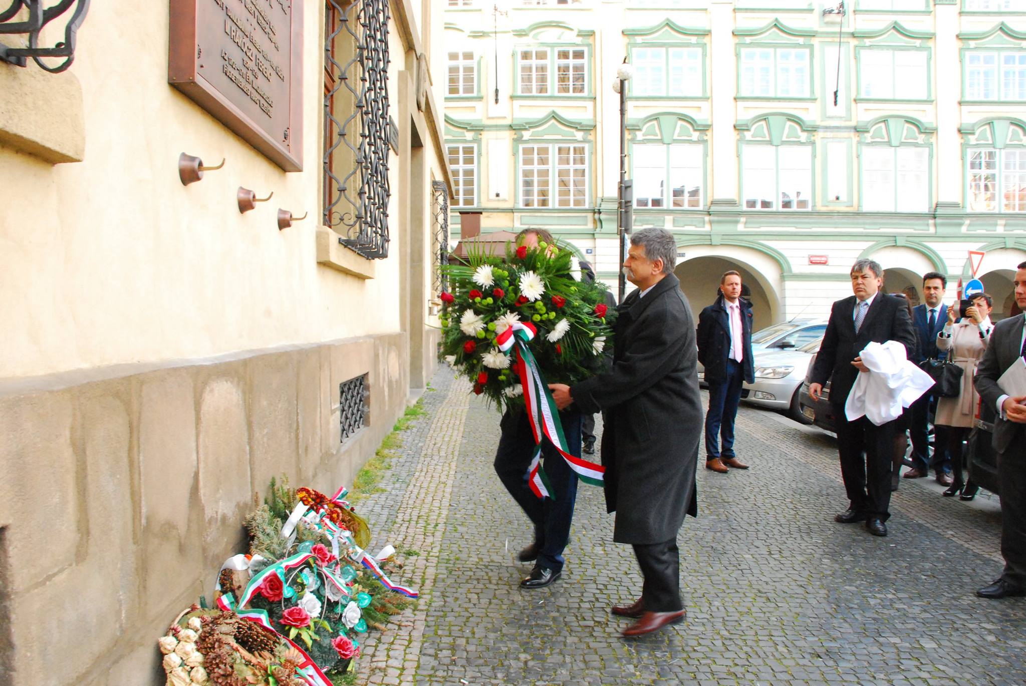 Kövér László és Pető Tibor koszorúznak