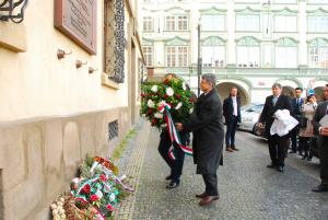 Kövér László és Pető Tibor koszorúznak