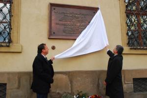 A tábla leleplezése